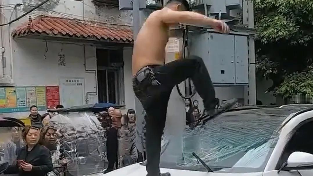 阆中school门口砸车事件：33岁成年人的情绪崩溃，比放学高峰期的拥堵更