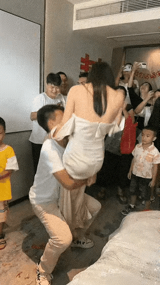 新郎新娘结婚的大喜日子里，伴郎伴娘也借光了，借着新婚夫妻的喜气儿，两个人闹得也是