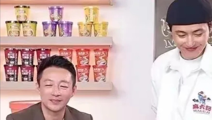 汪小菲开启直播，笑疯子闯到直播间，一句“叫声好听吗”一直刷屏。也不知道笑疯子