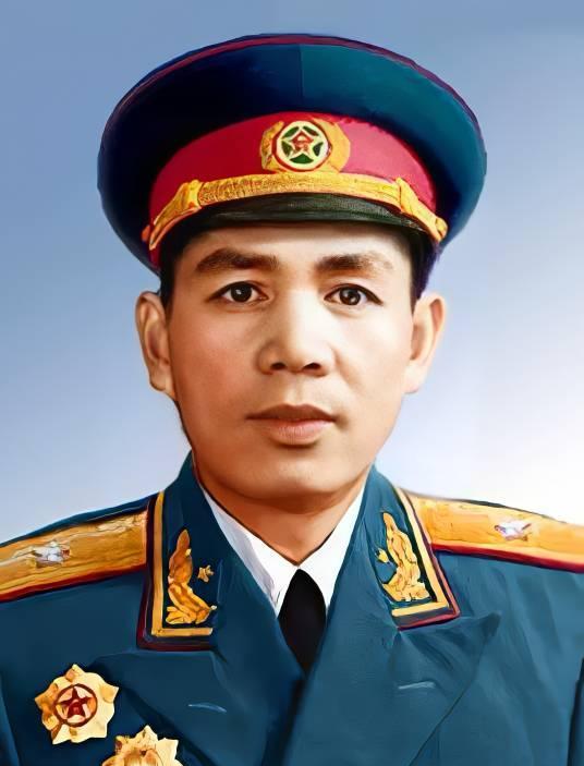 1993年，原广州军区司令丁盛少将夫妇乘坐公共汽车买菜，售票员讲：“老同志，请付