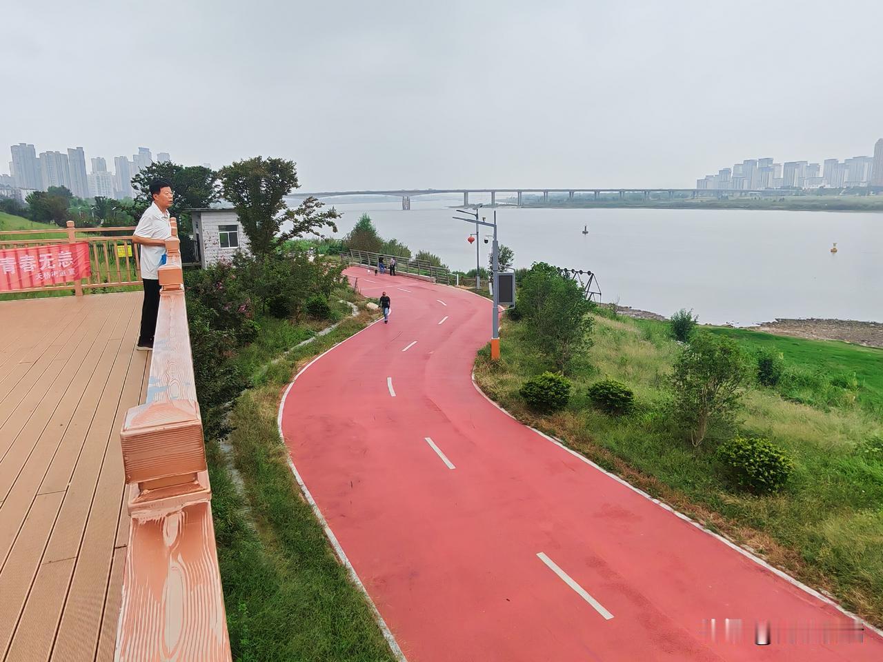 蚌埠淮河大铁桥西侧堤顶路边，修建了一个观景大平台，站在大平台上，俯瞰淮河与百年大