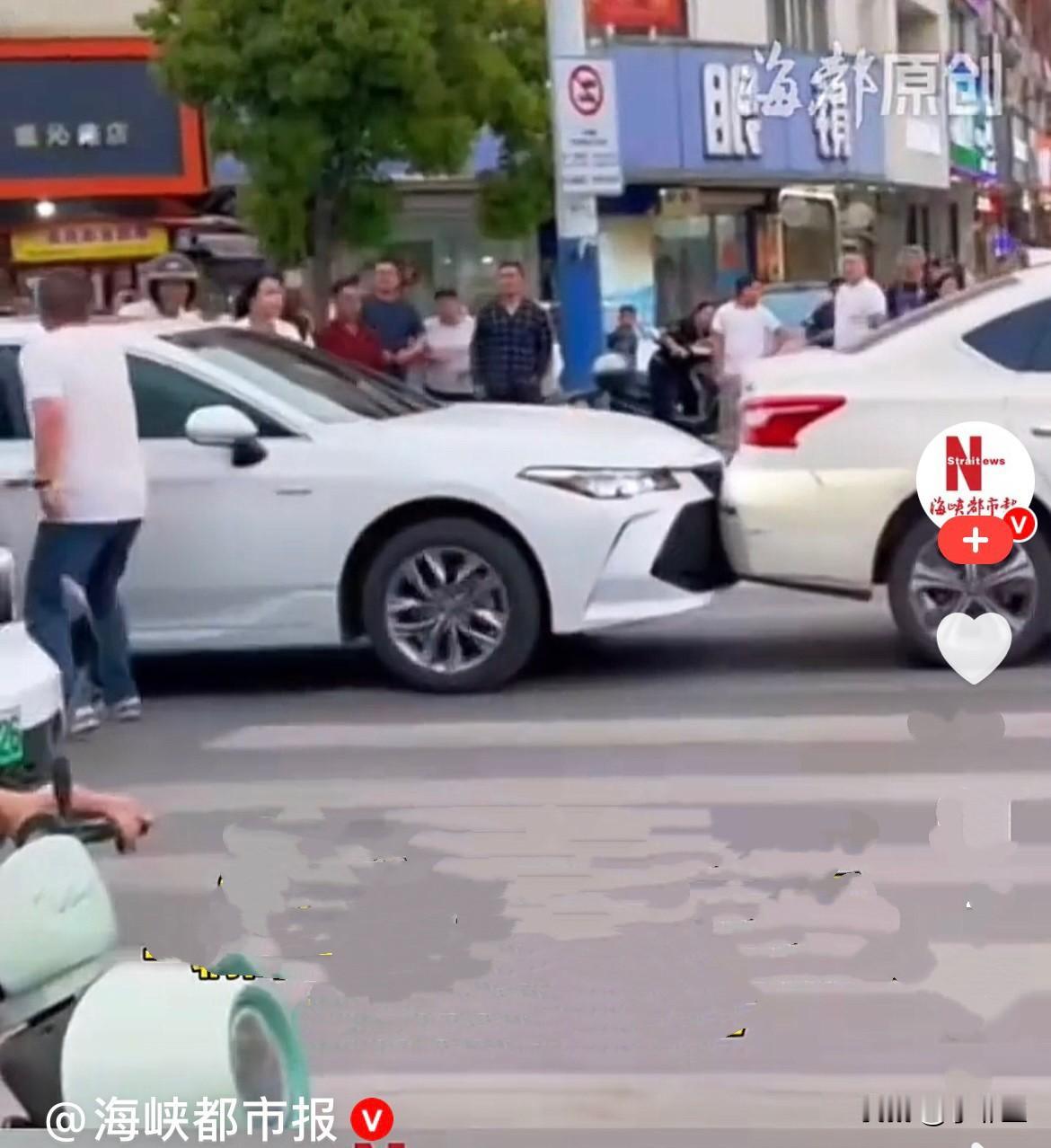 近日，江苏泰州靖江街头，下班高峰期，路口等红灯的一辆小车，突然被后方车辆猛烈连