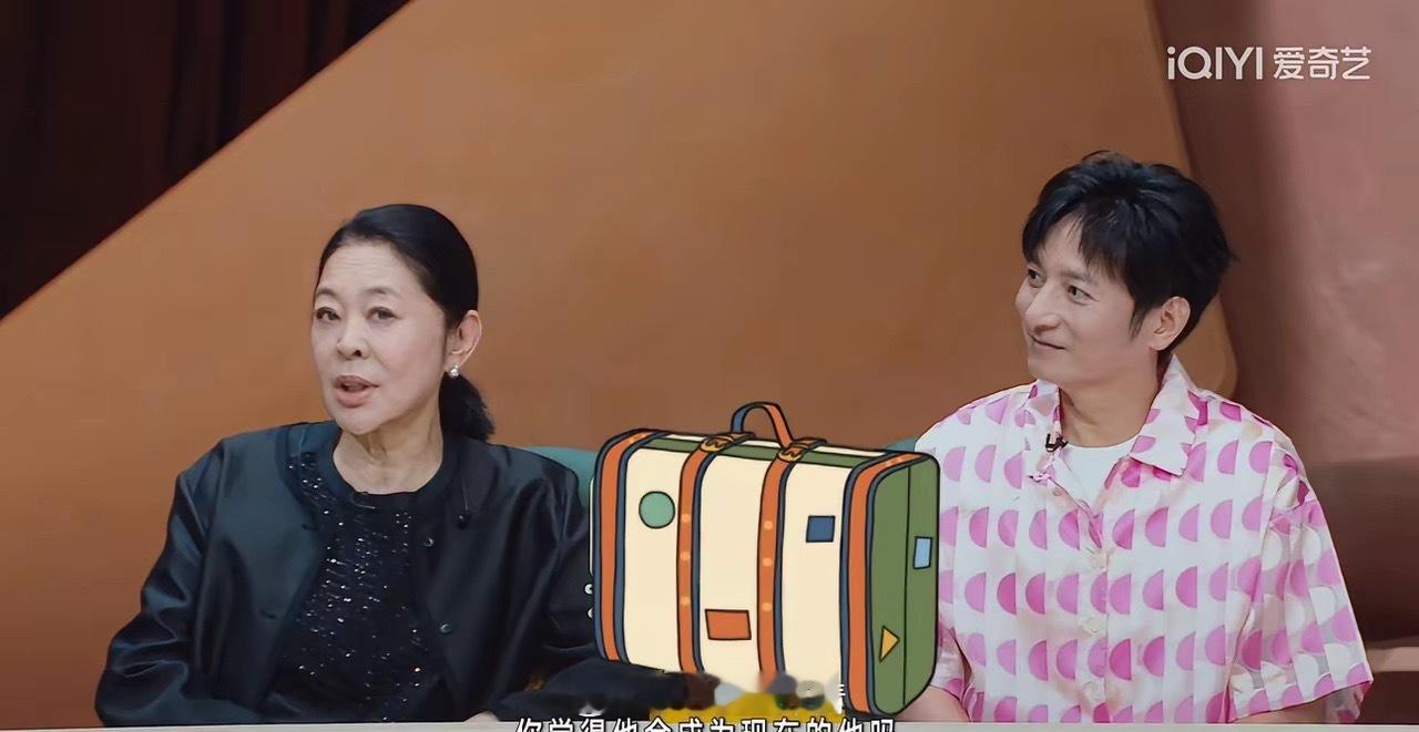 倪萍问杜华：“你第一次见王一博，你会觉得他会成为现在的他吗？”杜华很诚实地说：“