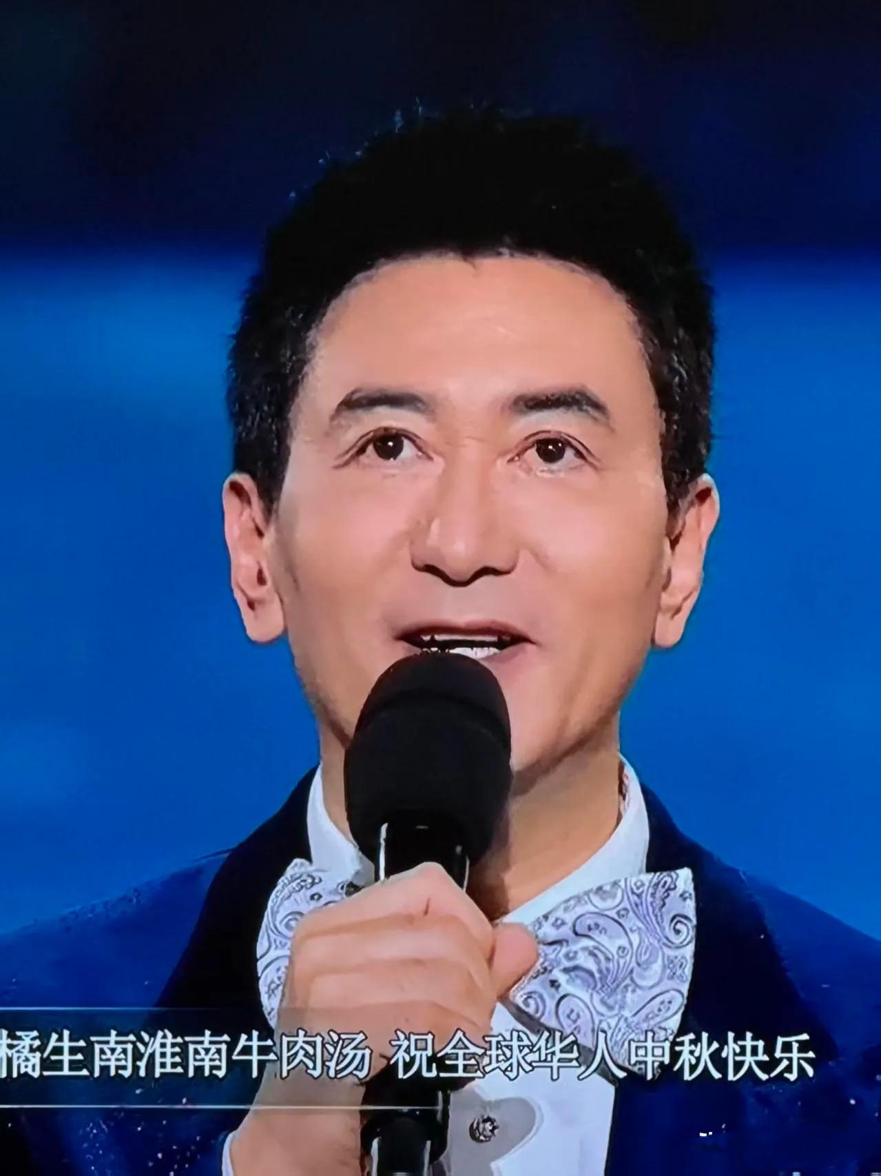 两位主持人报幕，眼神全程往斜上方飘。不是紧张，不是走神，是提词器位置出了问题