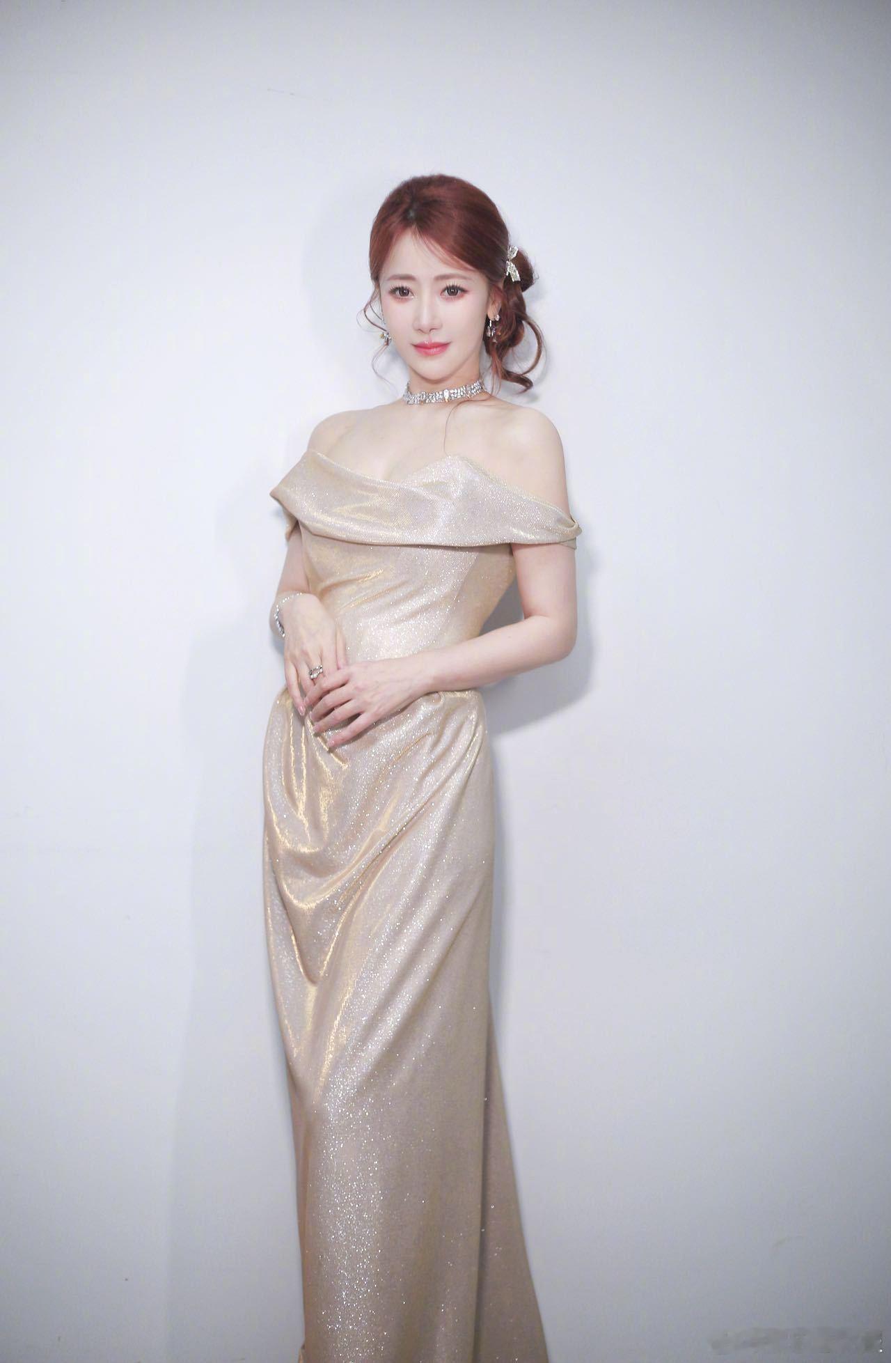 陈紫函繁花仙裙一袭仙裙美图来袭，破除冬季的寒冷，宛如春日里走出的花神仙子。淡纱