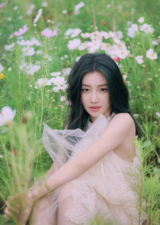 王鹤润的美自带“未染尘俗”的澄澈感，是被时光温柔以待的舒展与纯粹——鹅蛋脸搭配清