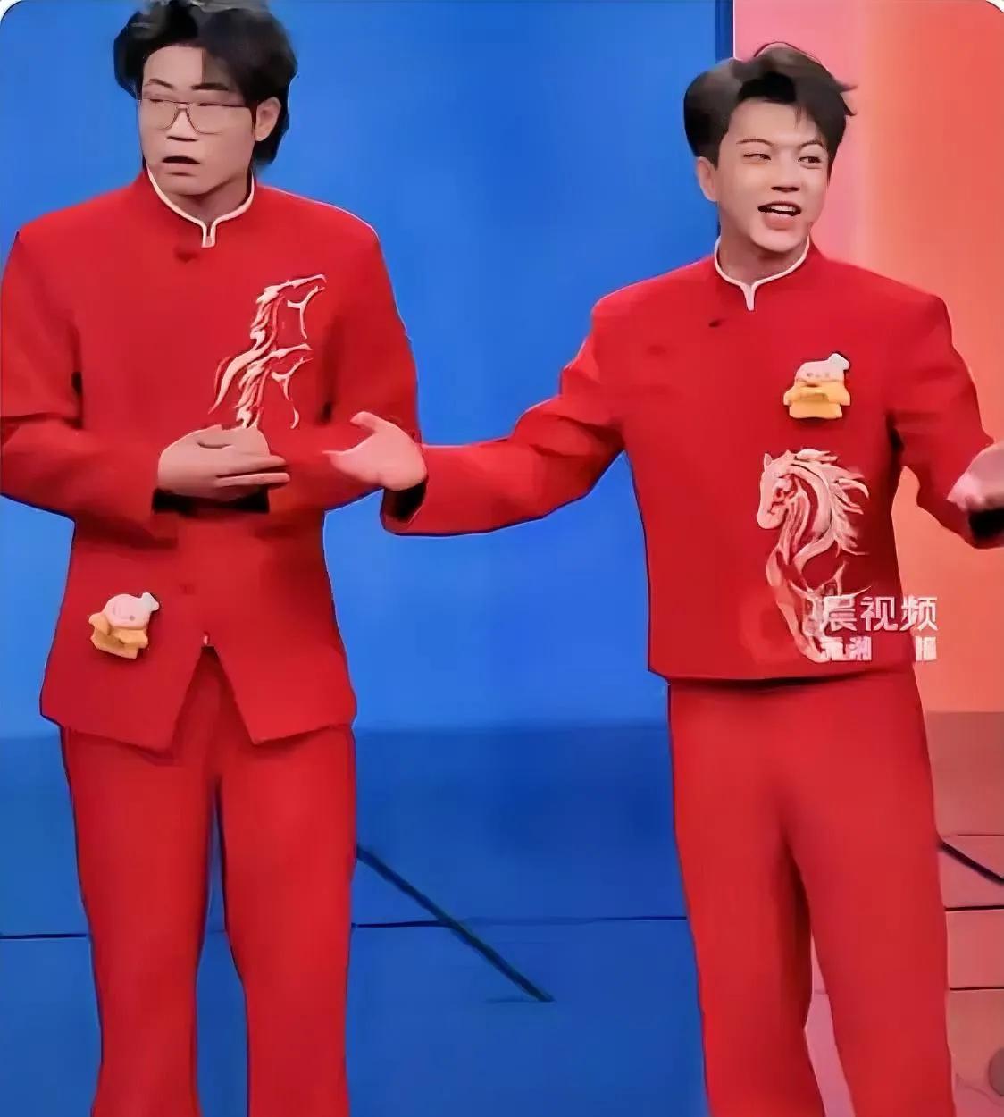 我妈指着屏幕问：“他俩说的是啥？”我把注意力拉回到屏幕上，听了一会儿说道：“他