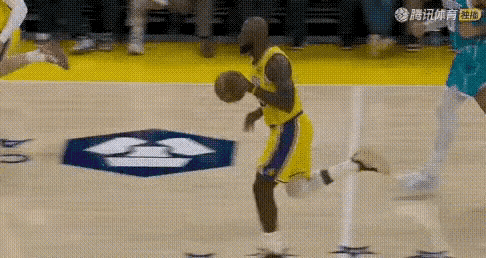 16年总决赛第6场，詹姆斯就是用下面图一的动作，用球砸库里后脑勺，让库里6犯离场
