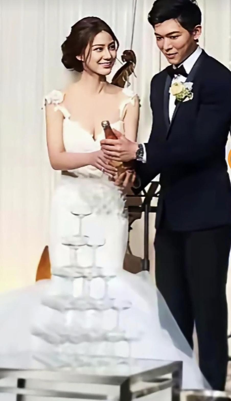 看到马筱梅当年跟前夫的婚礼现场，她的眼神里满满的都是对眼前这个男人的爱恋！这场