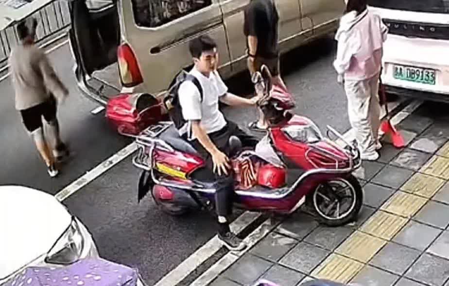 贵州贵阳发生了一件非常严重的高空抛物事件，两把菜刀从高空抛下，差点砸到几个路人。