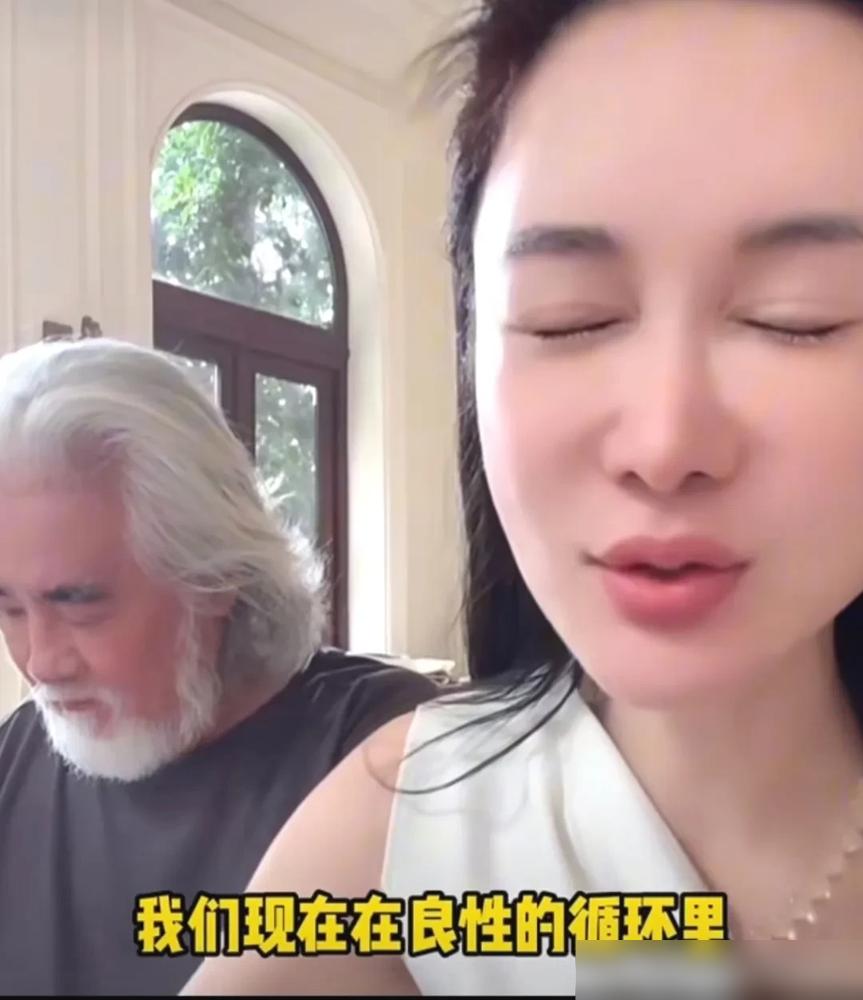 75岁张纪中还在直播间忙碌，每月家庭开支需要65万，这并非安享晚年，是以年迈之躯维持收入来源。小31