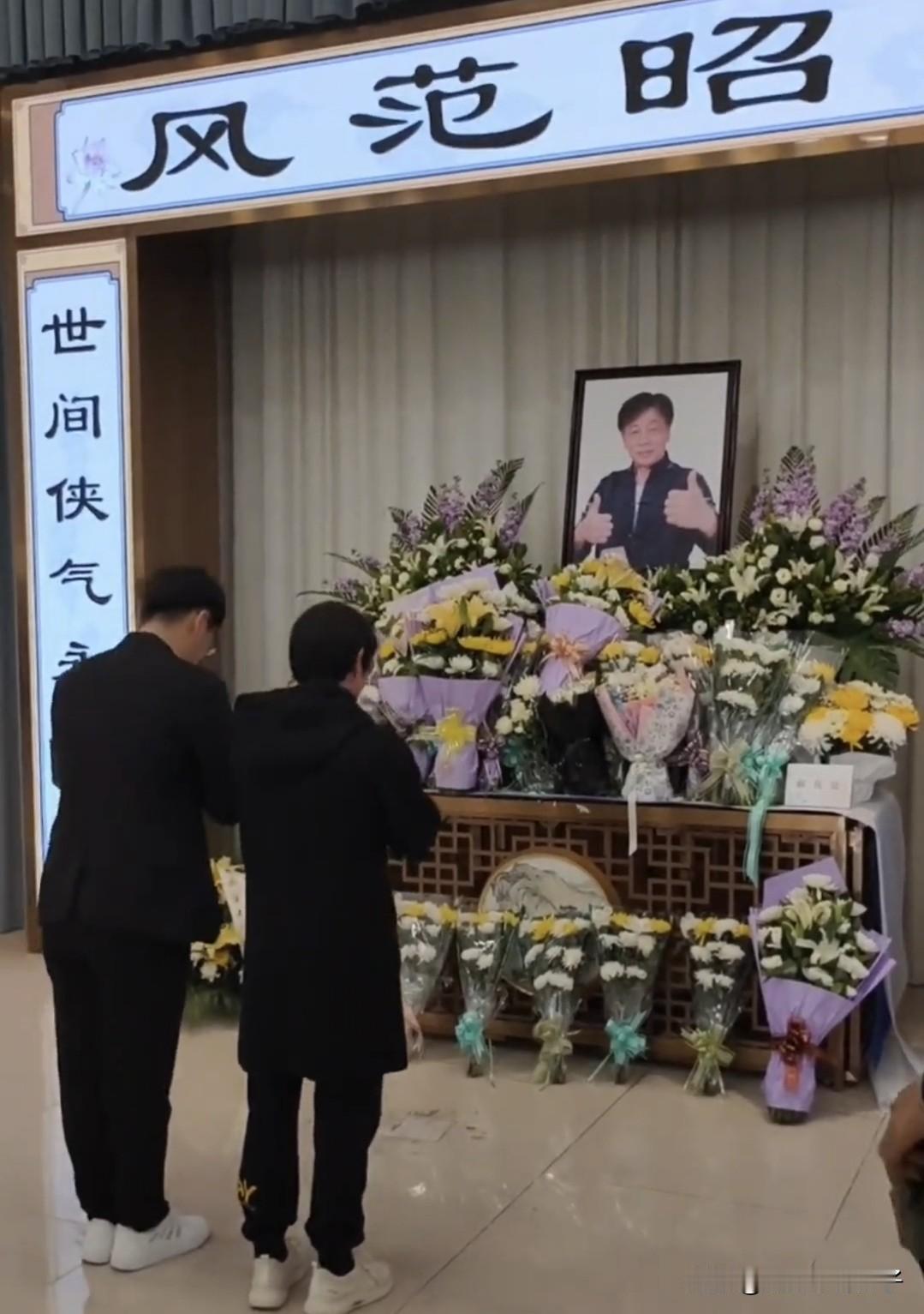 梁小龙先生人缘真好！陈慧敏拄拐参加告别仪式，周星驰送来花篮……1月26日，据媒