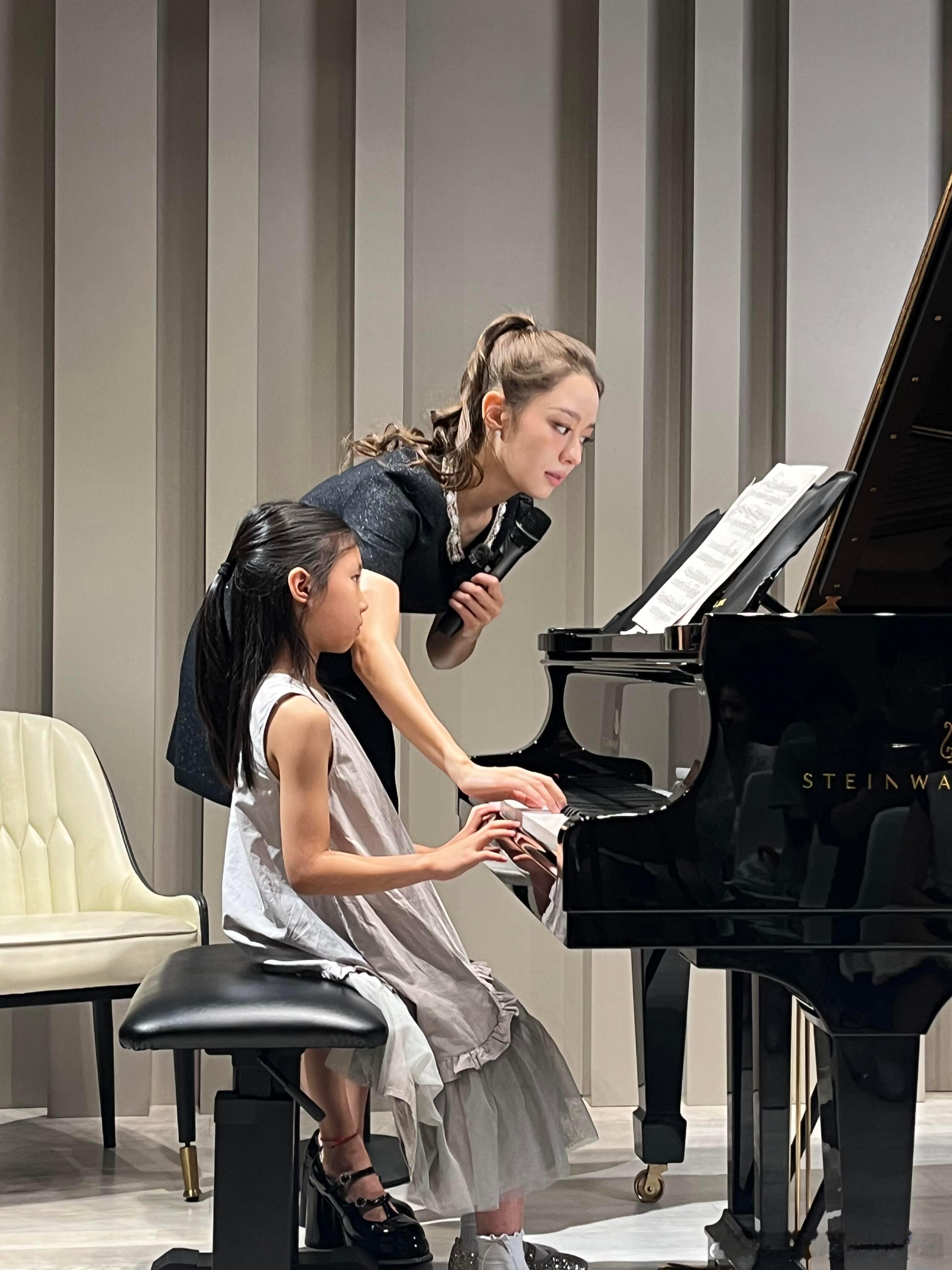 吉娜出片像呼吸一样简单追星女孩狂喜！吉娜长相绝顶身材凶狠，巴掌腰比脸还小，出片