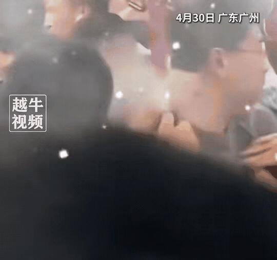 真的欠揍，太坏了！4月30日晚，广州地铁3号线上，张女士听到老公喊“快跑”，随后