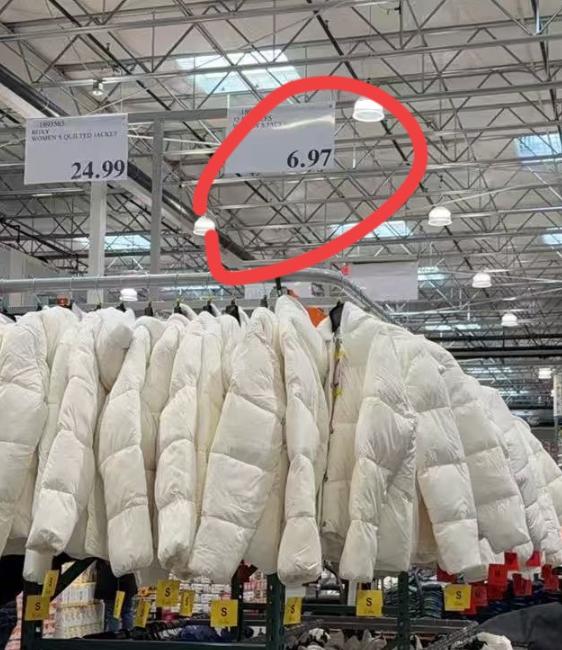 美国Costco羽绒服卖7美元一件，合50元人民币一件。考虑到美国一顿快餐也要1