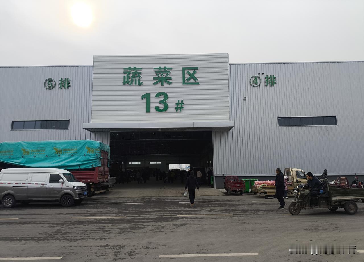 新市场开业，最先被“优化”掉的，竟是它本该服务的菜贩子。凌晨四点，虢镇的老王踩