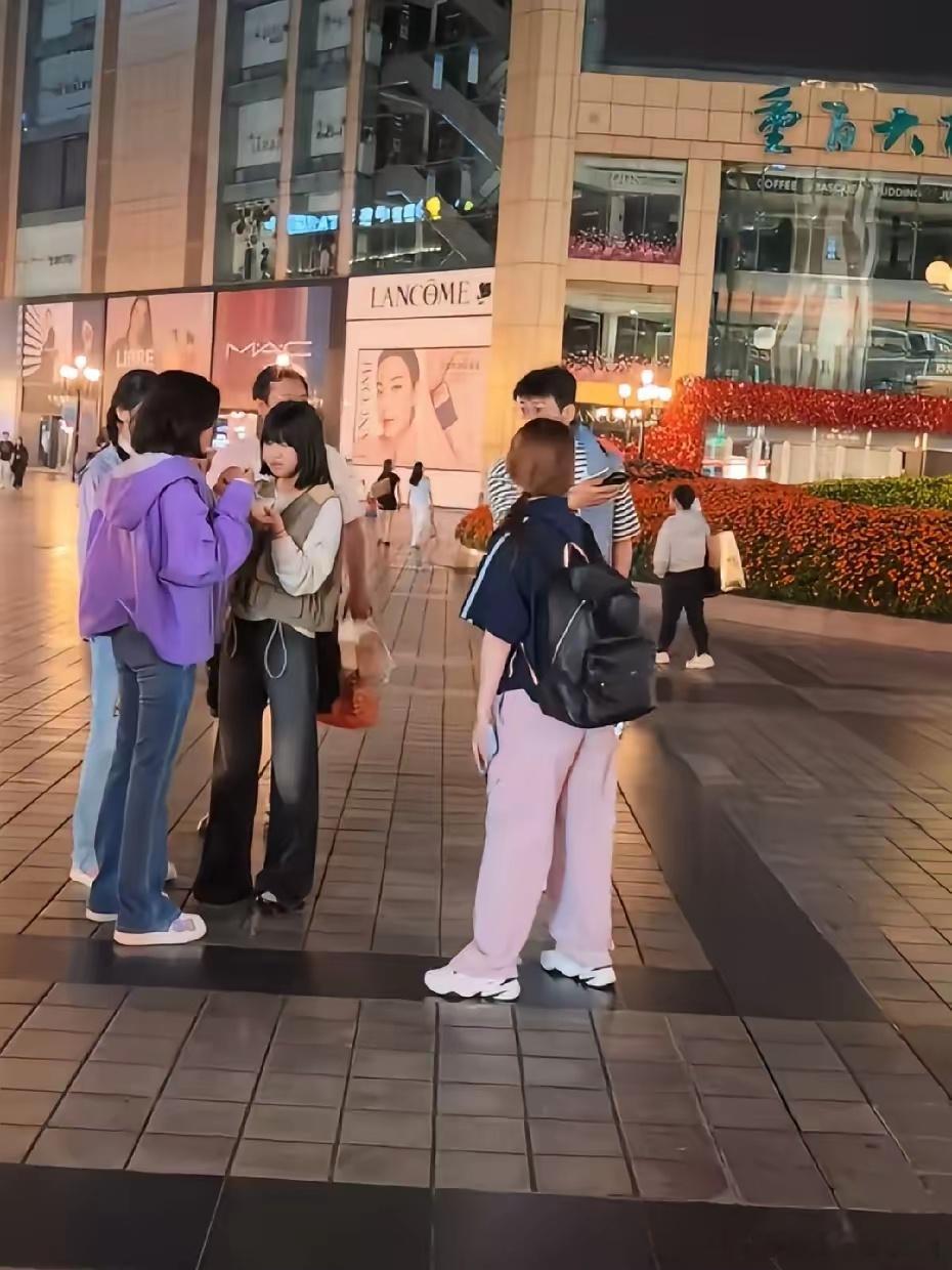 有网友在重庆解放碑偶遇陆毅鲍蕾，夫妻俩带着女儿，一家人在逛吃逛吃！贝儿的身高，都