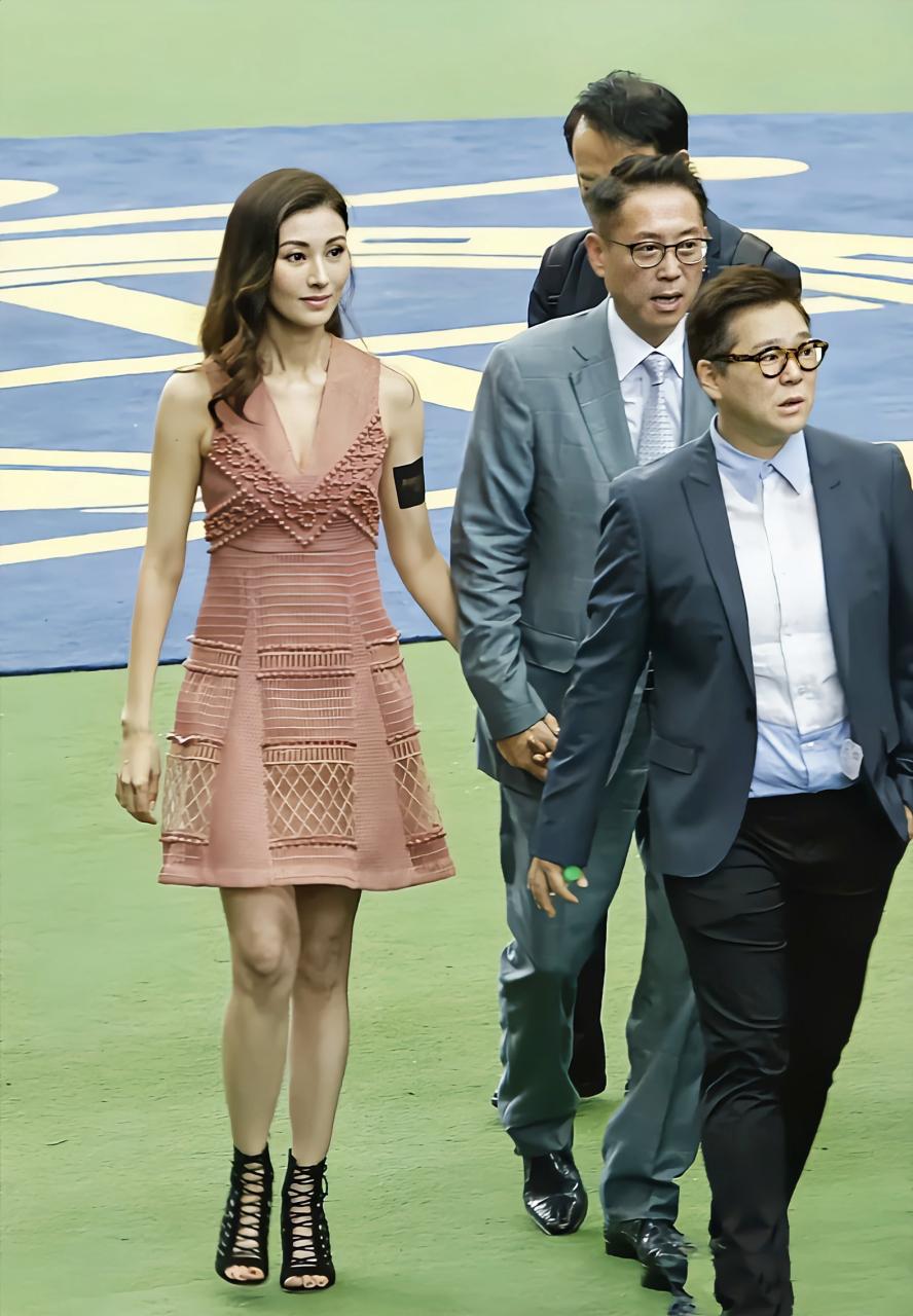 财子当配佳人，李嘉欣风华绝代，许晋亨财气爆棚，人生赢家，毋庸置疑。当年，李嘉欣高