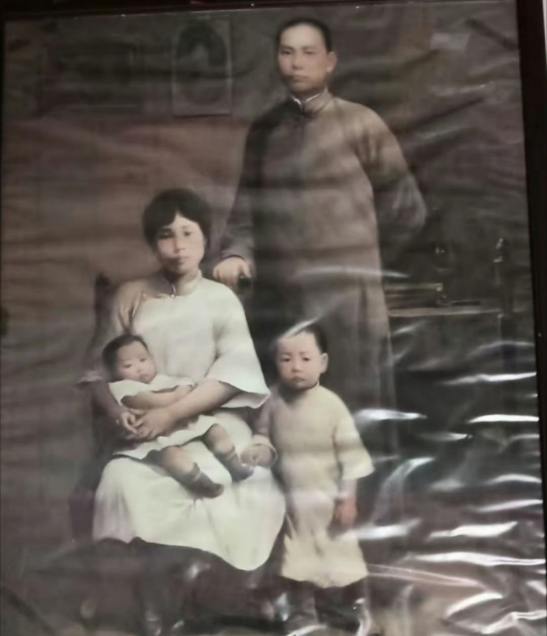 一张老照片，毛主席一家四口的合影，第一次见，值得收藏！