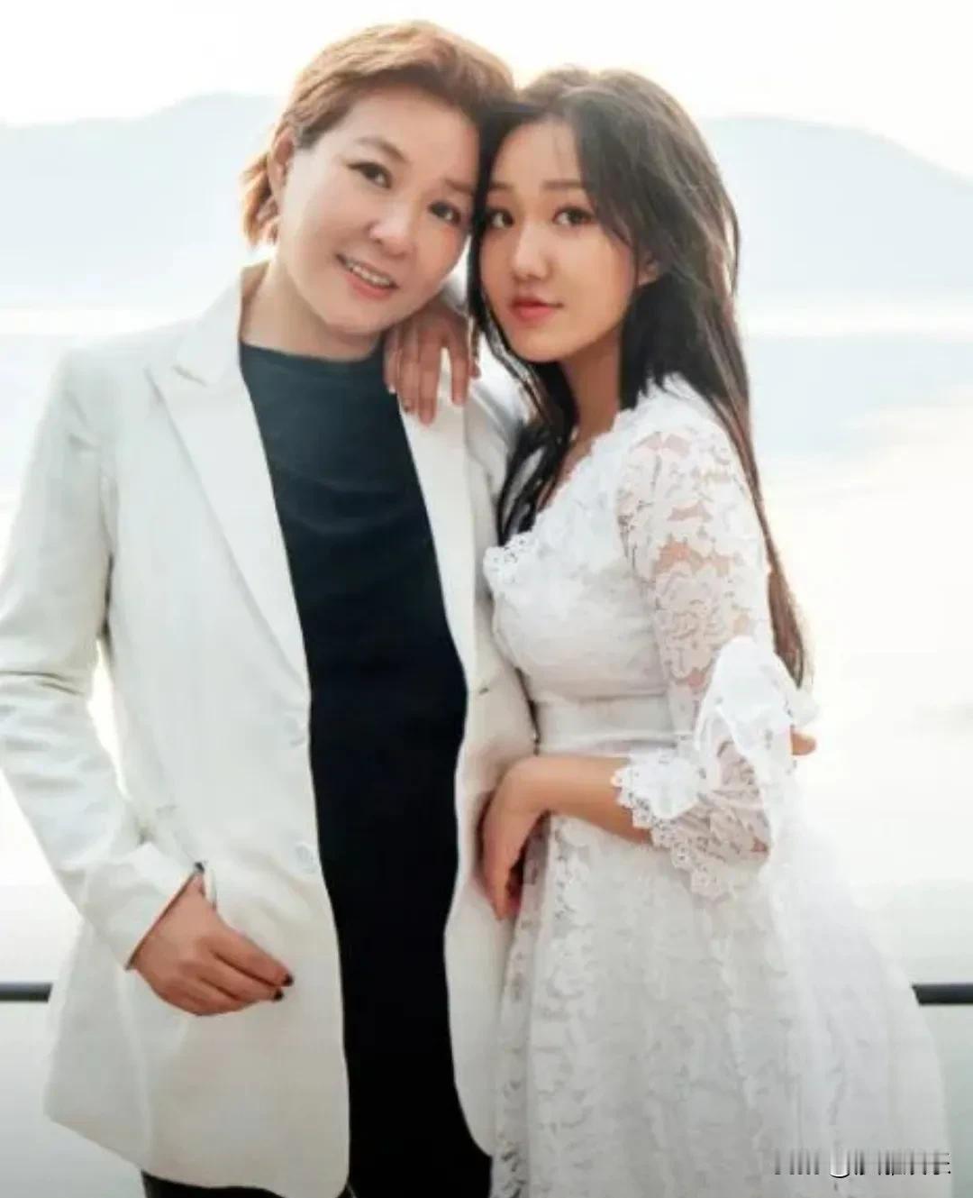 李静和女儿，最新近况曝光！5月21号，主持人李静女儿黄沐尔直接冲上热搜第一，