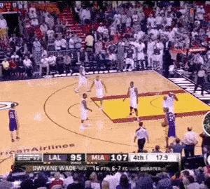 你们看詹姆斯又不防守了，手都不伸一下，而且这还是热火詹，面对科比最后一投放任不管