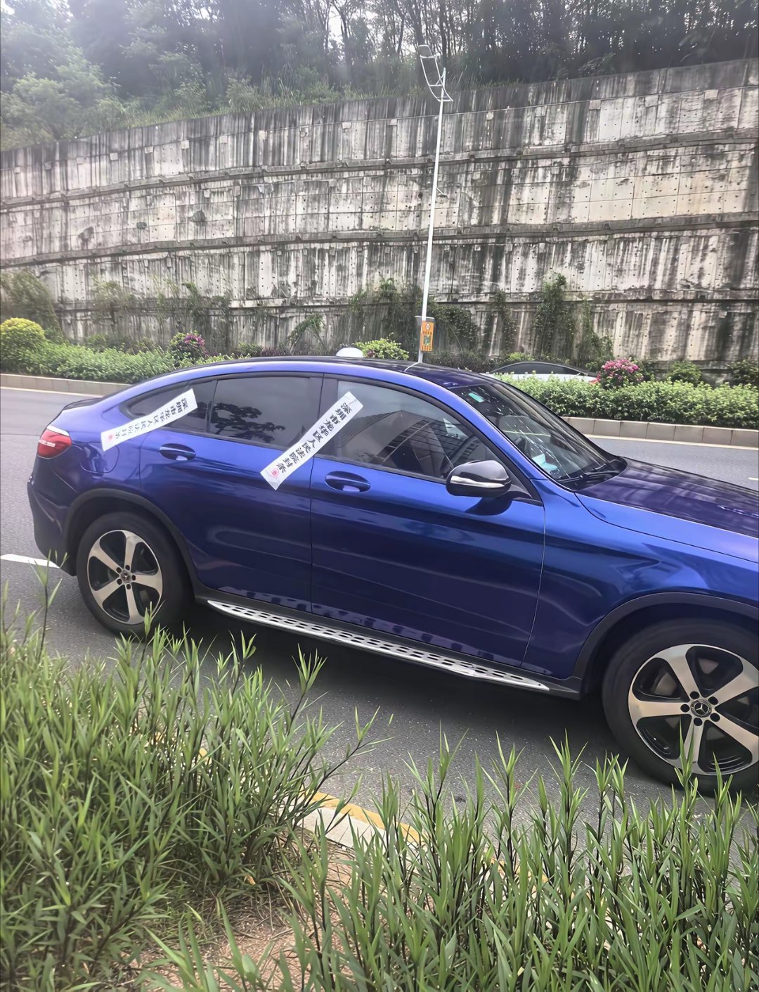 老赖把车停法院门口，开完庭发现满车封印。