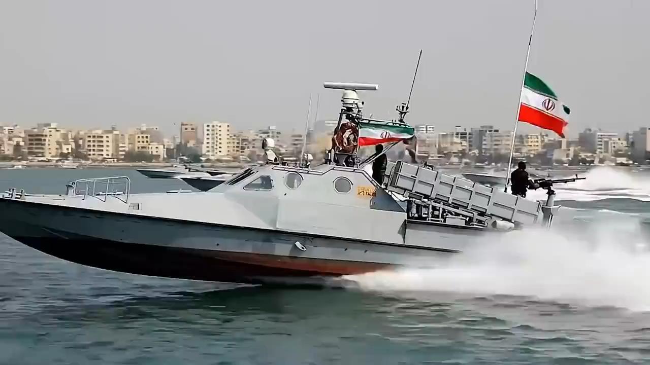 美军被这波被干懵了，伊朗33艘船只列阵海上，美国海军部长立刻辞职！美国多次公开