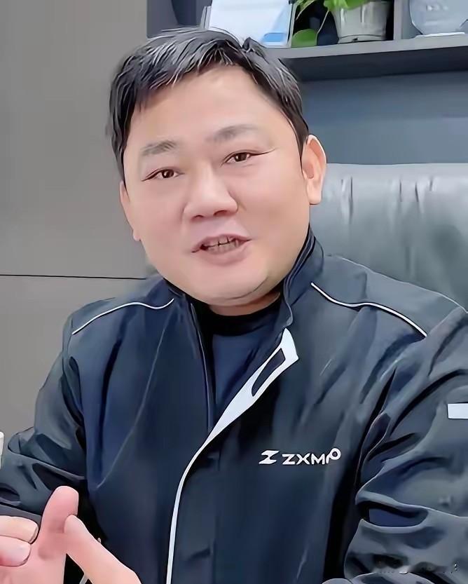 张雪说，摩博会上，遇到了一个事，要跟大家说一下，有个参加过九三阅兵的人，把他的纪