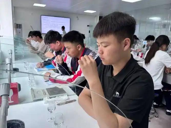 职校突然成了香饽饽，真不是因为大家突然爱上拧螺丝了！你看那些700分扎堆