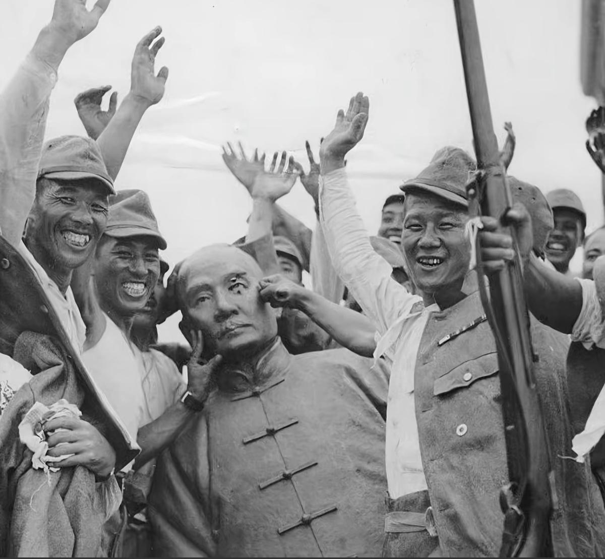 这张照片拍摄于1937年10月至11月间的上海，具体地点是闸北公园（又称沪北公园