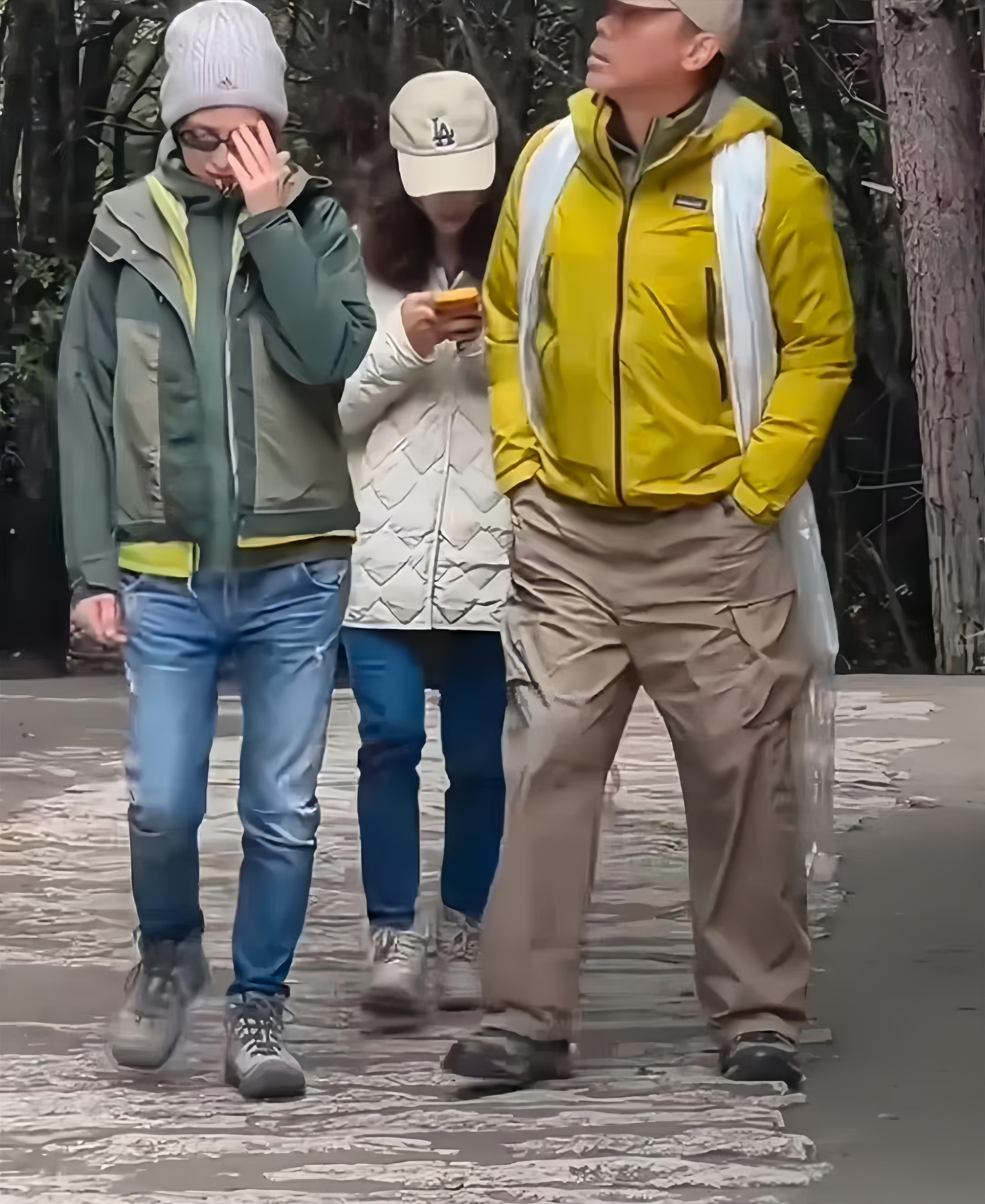 刘青云、郭蔼明夫妻俩现身西藏林芝出游被偶遇。俩人穿着时尚有型，62岁的刘青云看起来面容略显苍老，但很