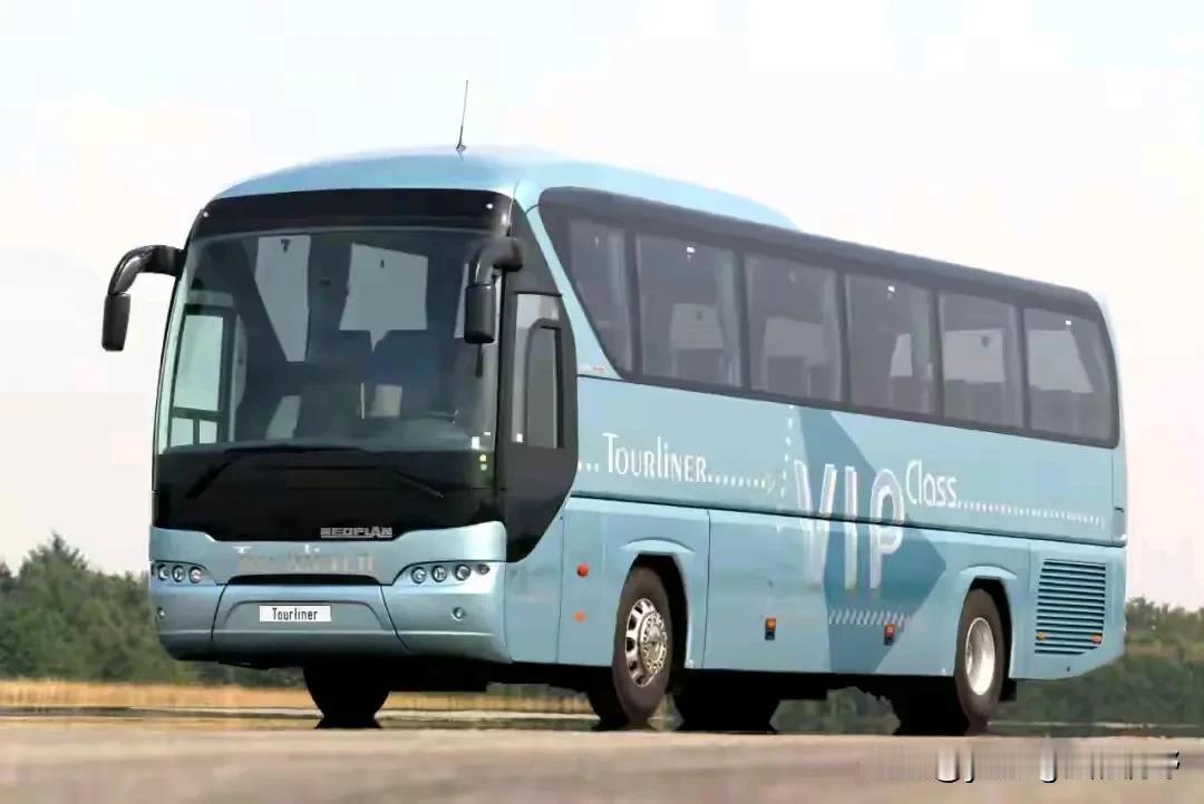 曾经在国内风光一时的青年尼奥普兰客车，也算是客车中的佼佼者了，但最后却难逃落幕的