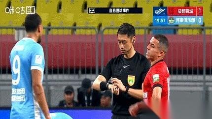 就这么进了？开场才十几分钟，一记头球，网动了。成都主场瞬间就炸了，但我敢说，电