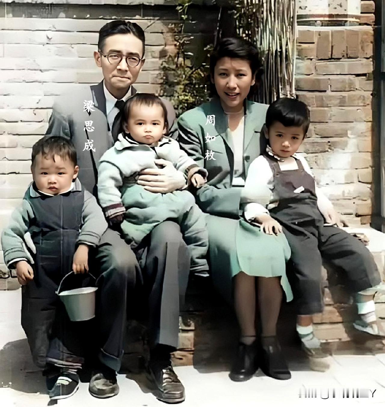 1960年，北京，梁思成和儿媳周如枚、孙子及两个外孙的合影老照片，这并非演戏，也