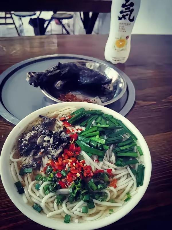 小女孩进店问：“能不能给我煮2块钱的米线？”老板直接回绝：“2块钱煮不了，我们这