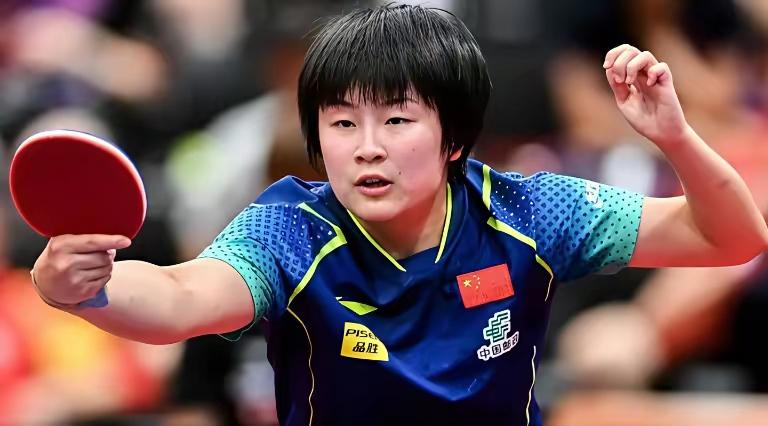 小蘑菇真威武！淘汰日本名将早田希娜！世界杯小组赛第二轮，国乒小将覃予萱战日本名将