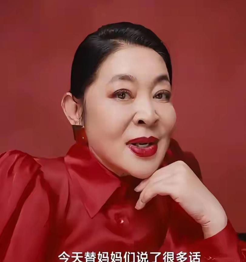 建议倪萍还是退圈吧，这个样子太吓人了！整个脸都变形了，面部崎岖不平，眼睛肿的睁