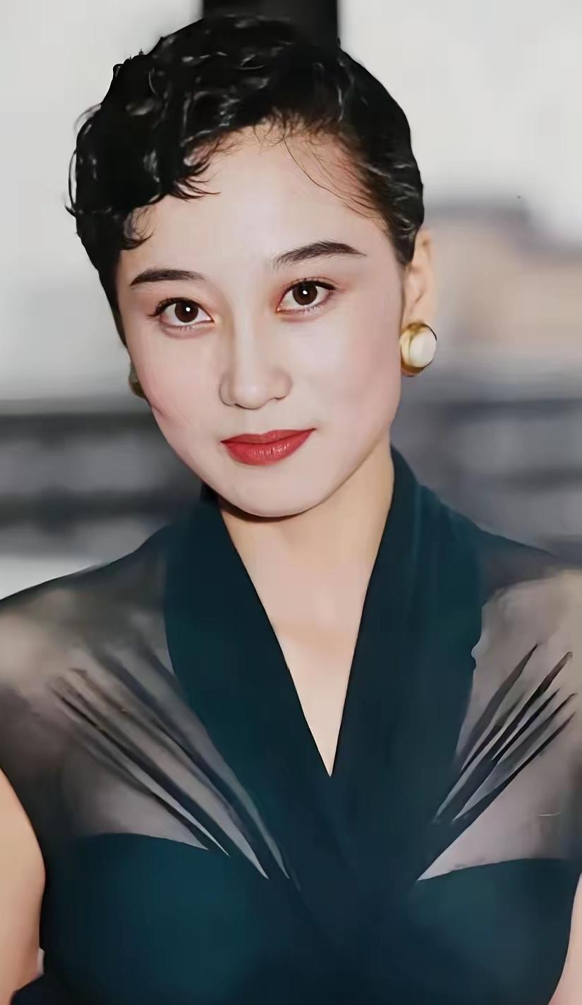 当年港媒把利智捧成五十年一遇的绝色美人，倪匡更是对她大加夸赞。但现在回头翻