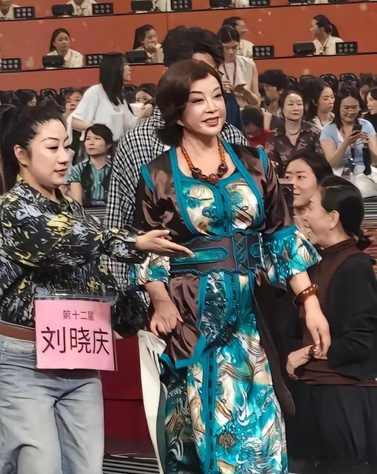 才发现，原来刘晓庆才是真正的狠人。8月10号晚，第38届大众电影百花奖闭幕式