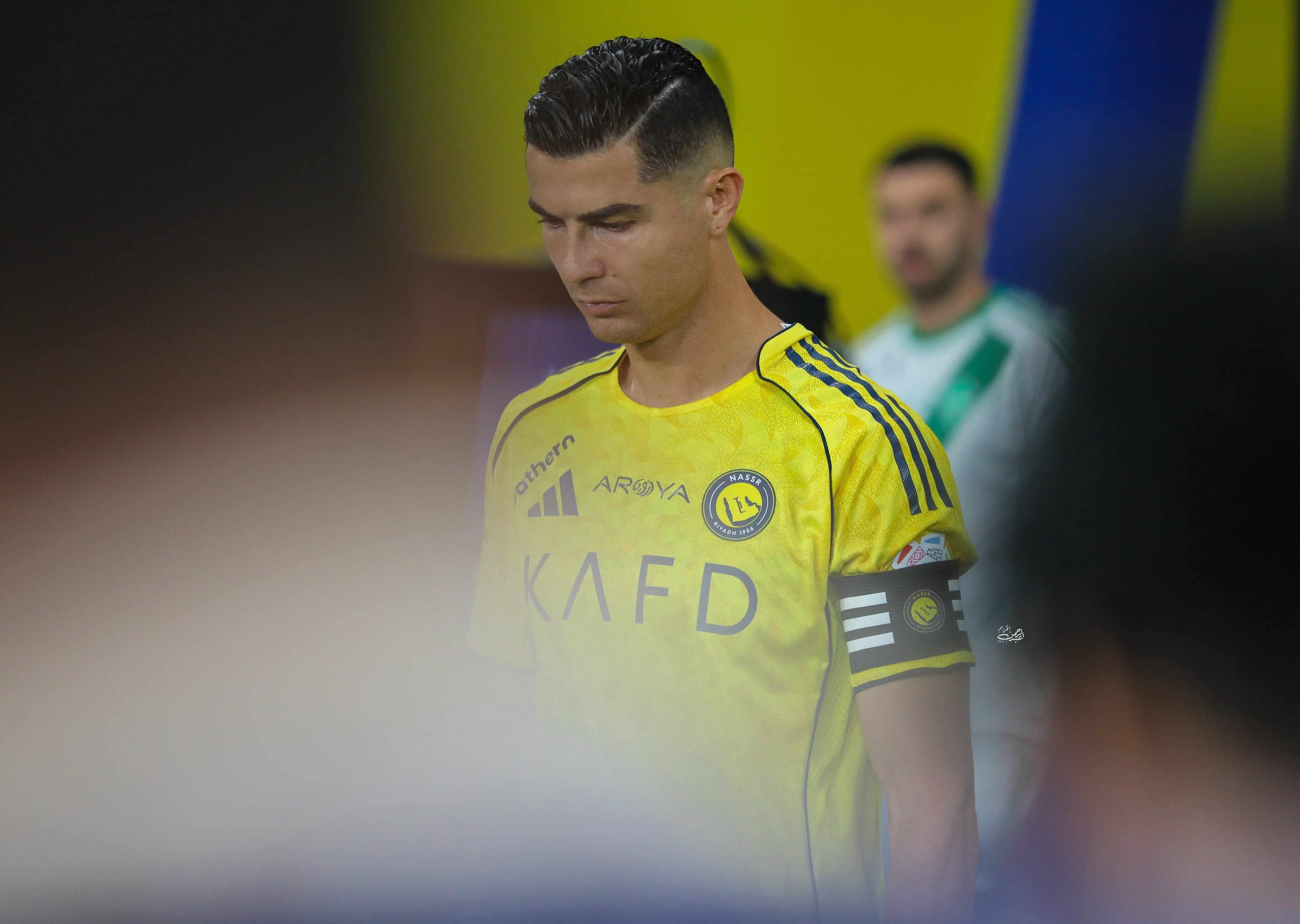 C罗利雅得胜利2比0吉达国民c罗生涯970球牵着“小宇航员”入场，空中斩获头球