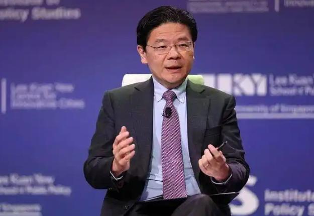 新加坡总理黄循财在集会上罕见落泪，因为靠收“过路费”躺赢的日子彻底结束了！一边是