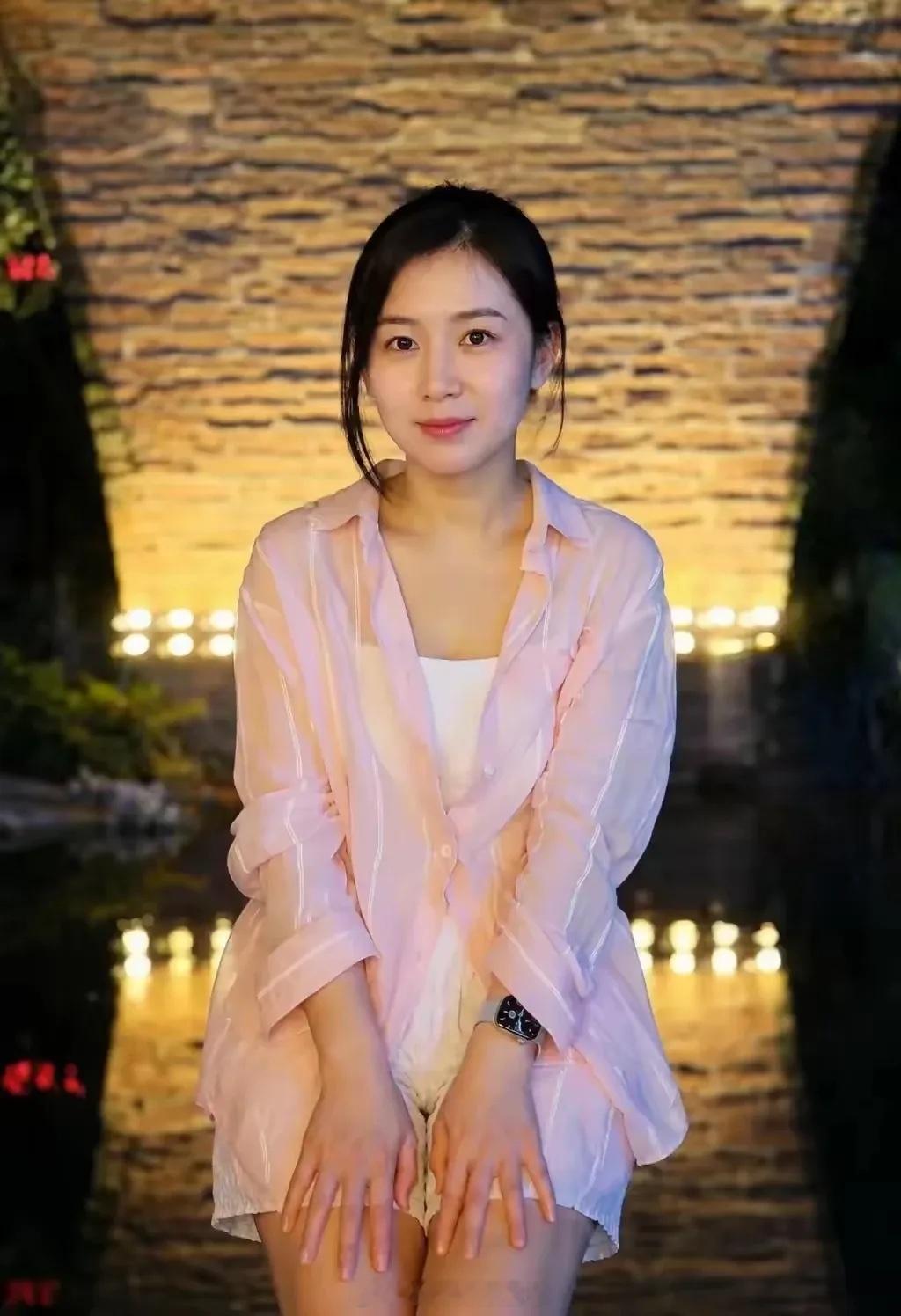 好漂亮的女人，好想拿下她；可惜实力不允许呀。[玫瑰][玫瑰][玫瑰]​​​