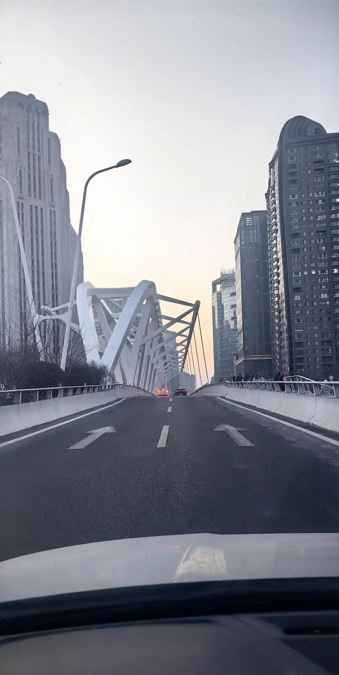 公公昨晚七点突然打电话喊我带娃去吃团圆饭，说后婆婆把菜都备齐了。我脑子嗡一下，