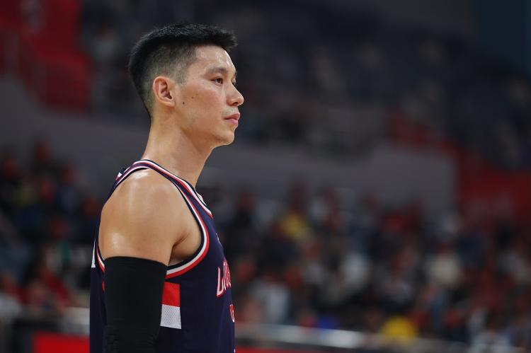 杨瀚森新秀季为什么打得不好？林书豪一席话真正说到点子上杨瀚森虽然被开拓者以16