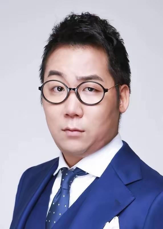 导演曾庆杰，今年已经40岁了，拍出《逐玉》这样的爆剧不足为奇。但是不可思议的是，