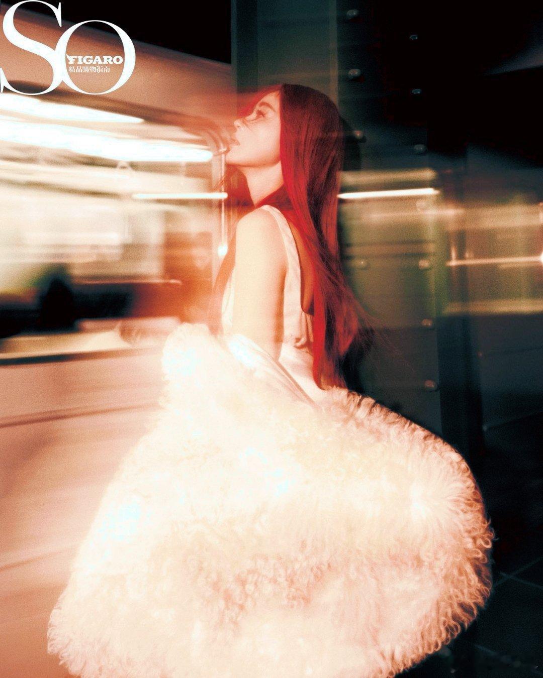 看到张天爱这组红发天使羽翼大片，手不自觉就点开了自己的地铁存图——这种“美到让人