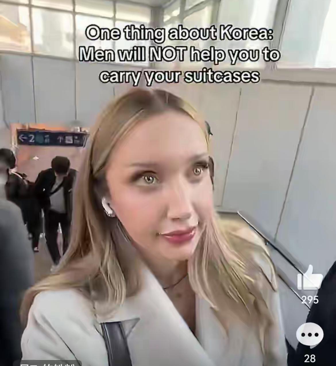 白人游客抱怨在韩国，没有人会愿意帮忙抬行李箱，哪怕自己扛不住也只能拼尽全力拉下去