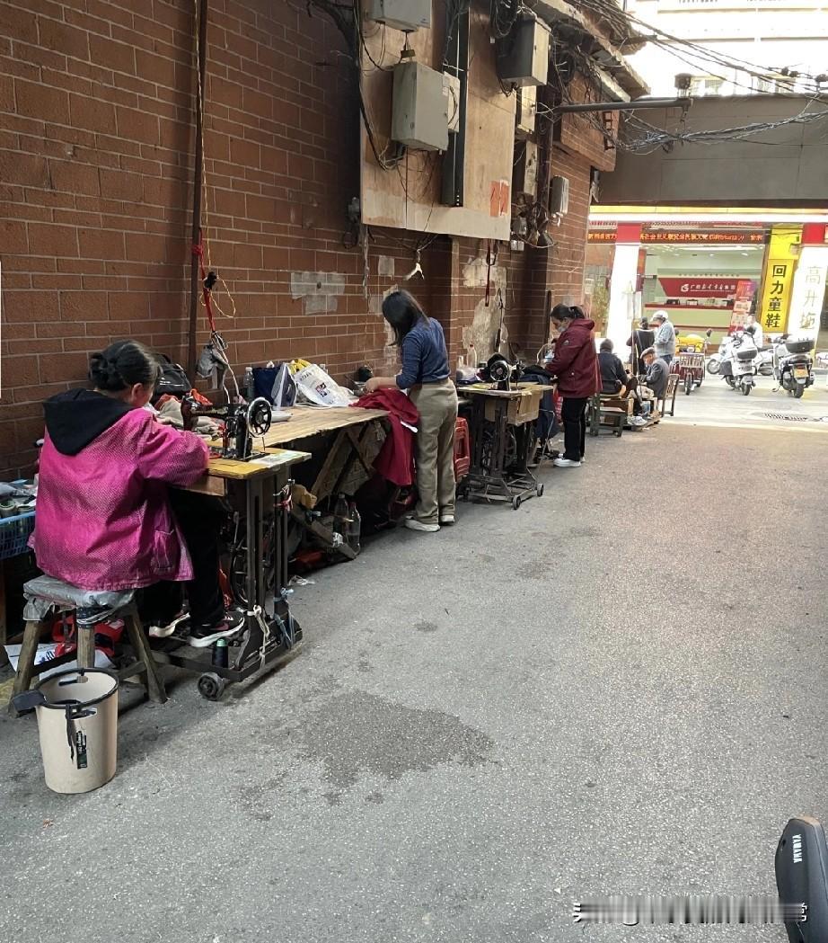 做这个很赚钱吗？一个巷子口，五六个阿姨，专业改裤脚，修鞋子，我读小学就在这里