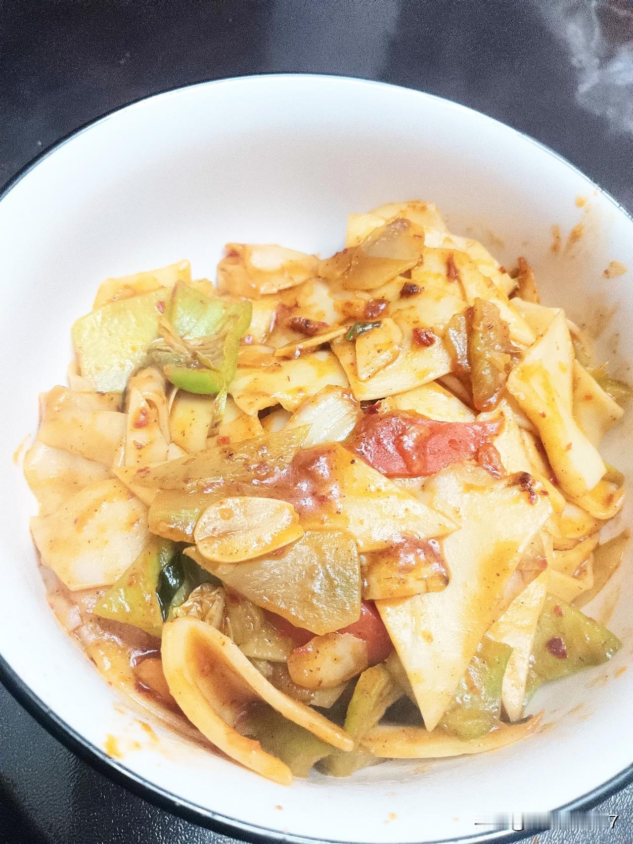 这今天中午又跑了大半天医院，回家都饿的前心贴后心了，老婆做的炒面片赶快填饱肚子。