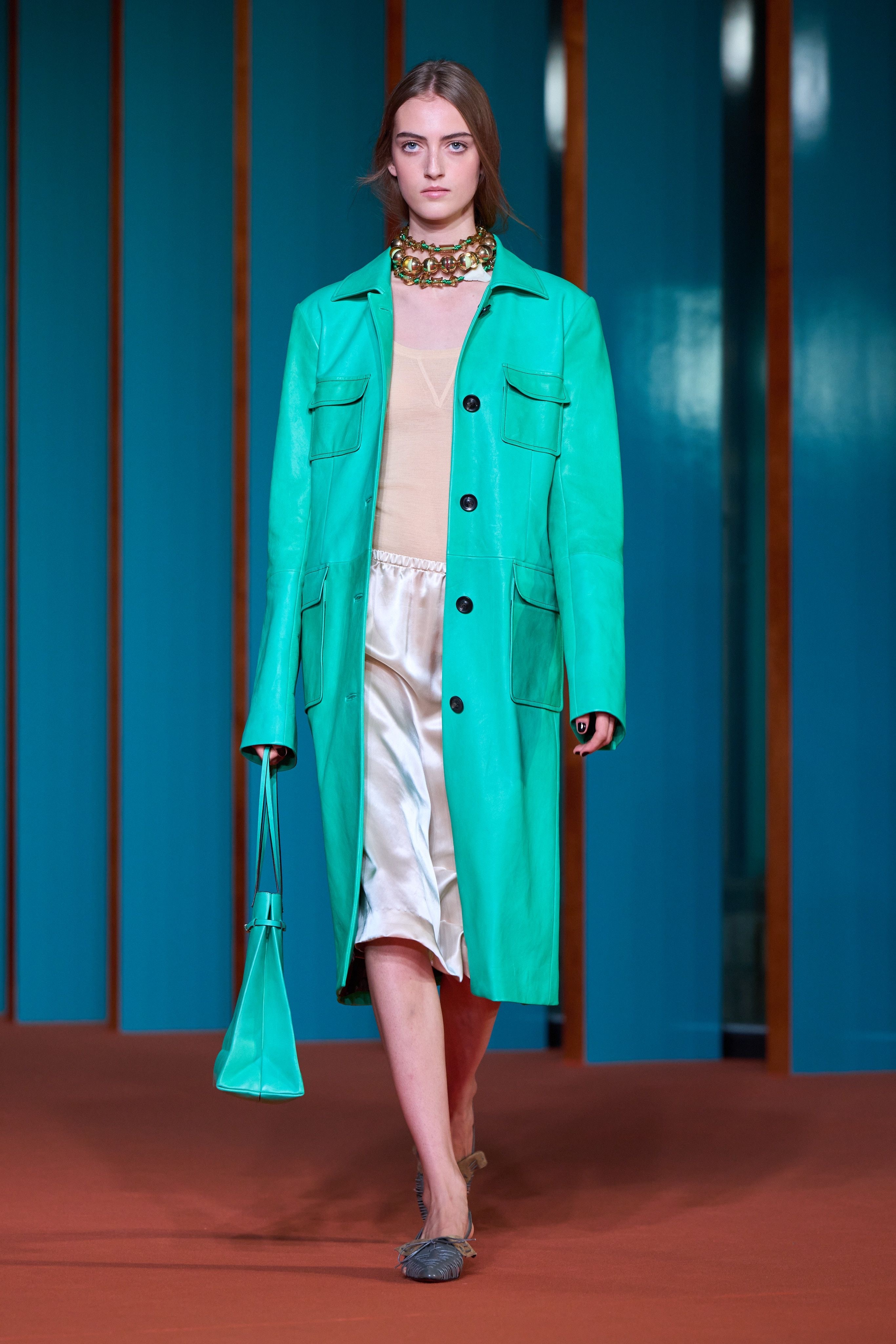 秀场分享：ToryBurch2027春夏秀场整场秀有中世纪的华丽，也有当代纽约式的轻盈与趣味。#刘雯